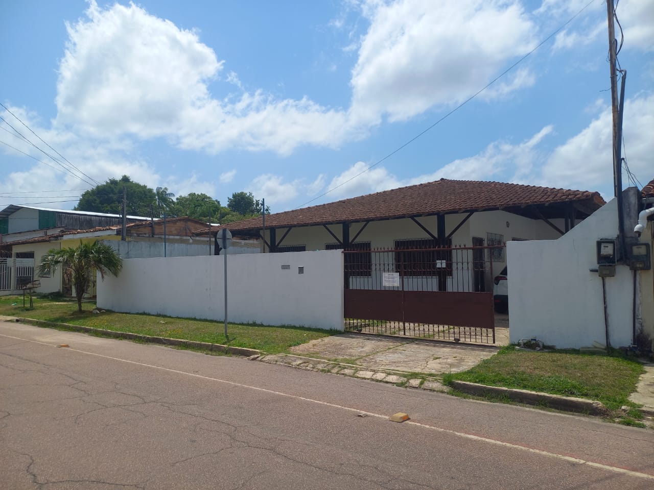 CASA PARA LOCAÇÃO - ÓTIMA LOCALIZAÇÃO