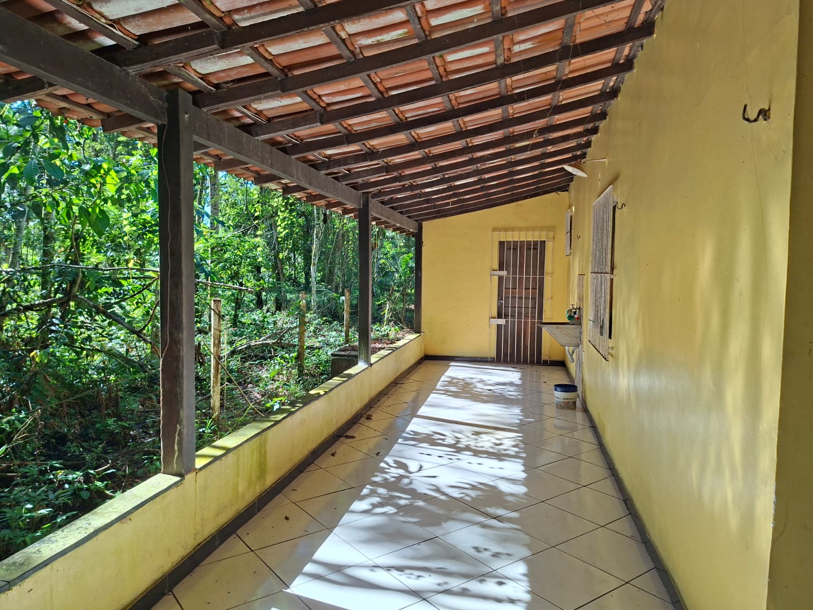VENDO CASA COM TERRENO MEDINDO 15 X 180 - BAIRRO FAZENDINHA - A 800 M DA PRAIA - BARCARENA/PA.