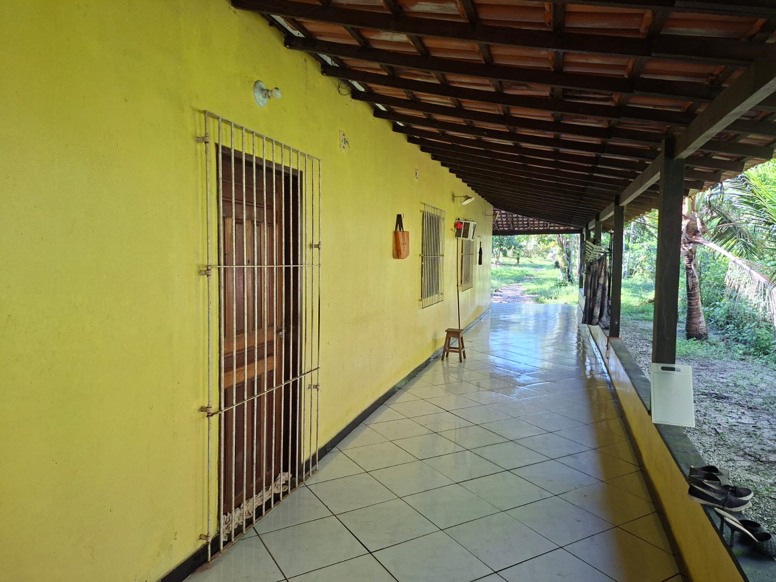 VENDO CASA COM TERRENO MEDINDO 15 X 180 - BAIRRO FAZENDINHA - A 800 M DA PRAIA - BARCARENA/PA.
