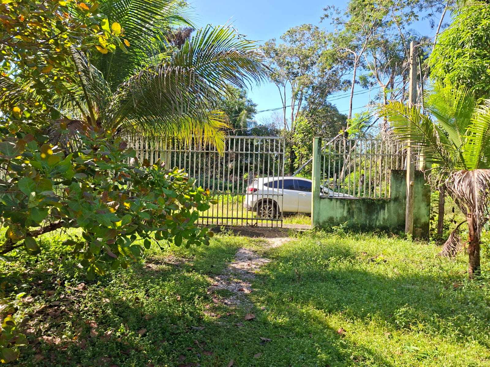 VENDO CASA COM TERRENO MEDINDO 15 X 180 - BAIRRO FAZENDINHA - A 800 M DA PRAIA - BARCARENA/PA.
