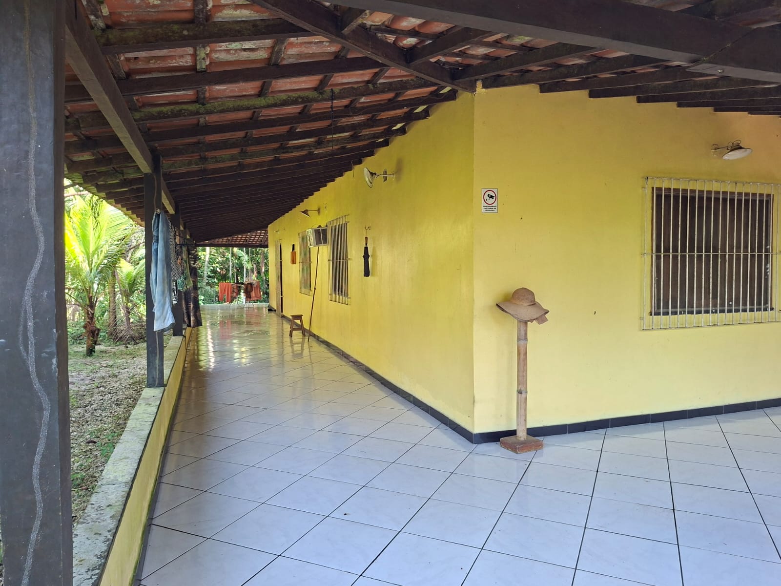 VENDO CASA COM TERRENO MEDINDO 15 X 180 - BAIRRO FAZENDINHA - A 800 M DA PRAIA - BARCARENA/PA.