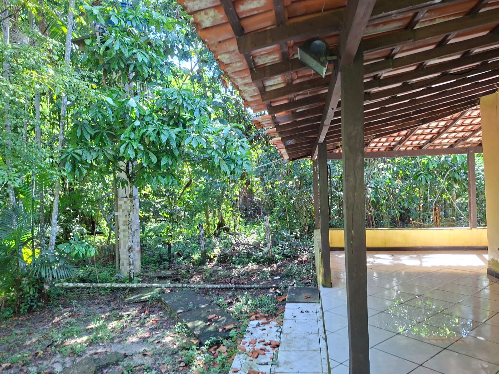 VENDO CASA COM TERRENO MEDINDO 15 X 180 - BAIRRO FAZENDINHA - A 800 M DA PRAIA - BARCARENA/PA.