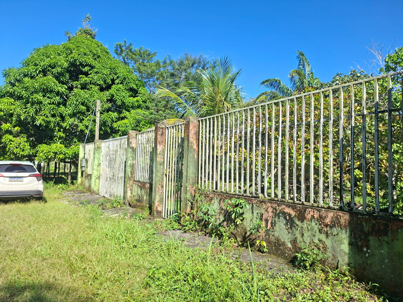 VENDO CASA COM TERRENO MEDINDO 15 X 180 - BAIRRO FAZENDINHA - A 800 M DA PRAIA - BARCARENA/PA.