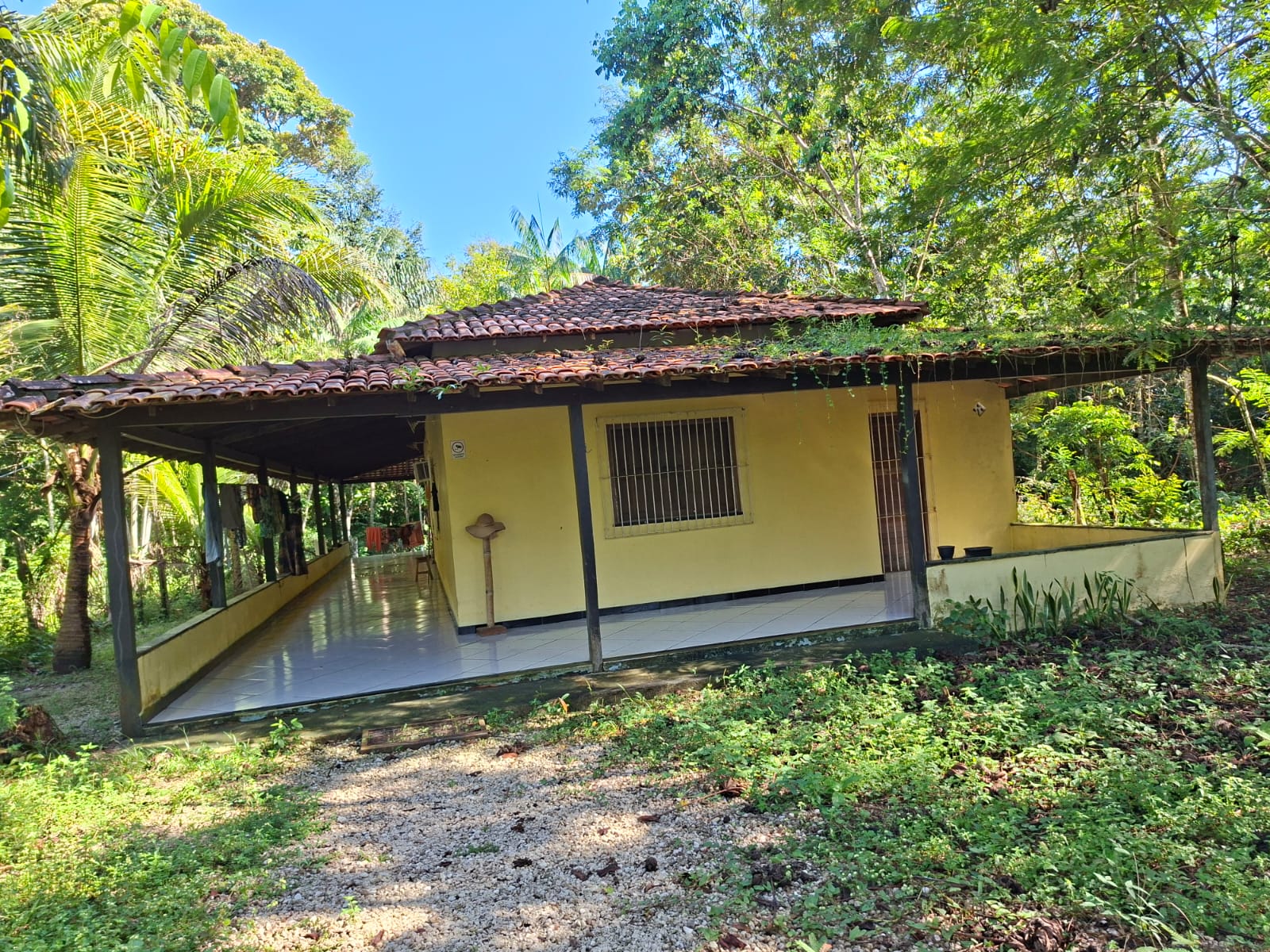 VENDO CASA COM TERRENO MEDINDO 15 X 180 - BAIRRO FAZENDINHA - A 800 M DA PRAIA - BARCARENA/PA.
