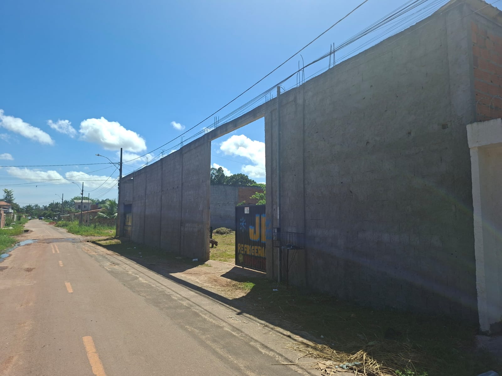 ATENÇÃO INVESTIDORES – VENDO UM IMÓVEL URBANO RESIDENCIAL/COMERCIAL COM GALPÃO – MEDINDO 1.800 M² - EM VILA DOS CABANOS – BARCARENA/PA.
