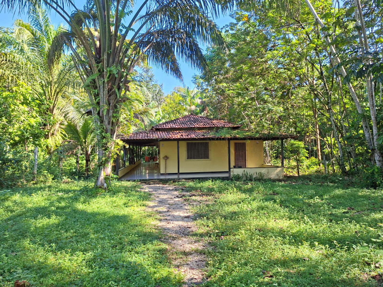 VENDO CASA COM TERRENO MEDINDO 15 X 180 - BAIRRO FAZENDINHA - A 800 M DA PRAIA - BARCARENA/PA.